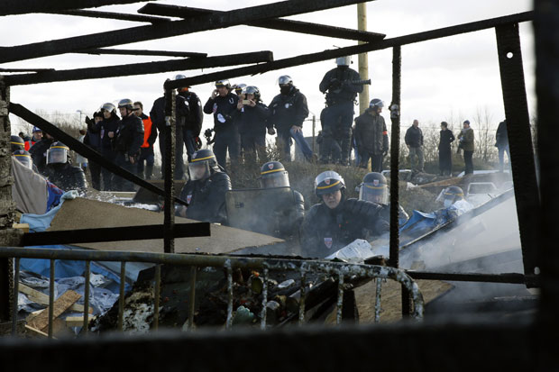 Француска: Завршено уклањање дела мигрантског кампа у Калеу